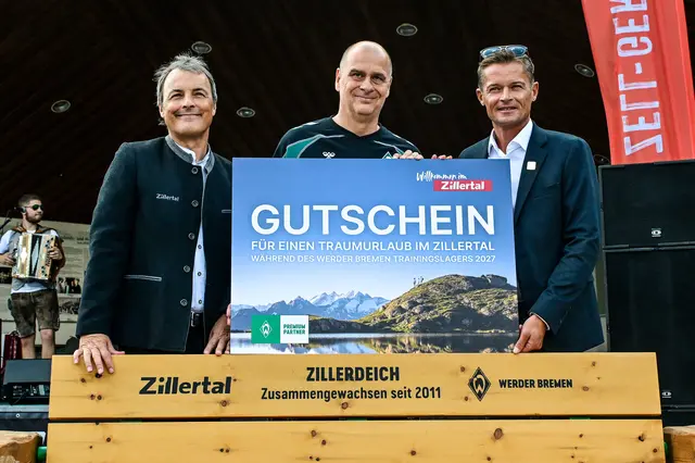 15 Jahre gehören gefeiert: Mit der Übergabe einer Holzbank und eines Urlaubsgutscheins zeigten sich der SV Werder Bremen und das Zillertal ihre gegenseitige Wertschätzung, v.l. Ronald Felder (Geschäftsführer Zillertal Tourismus GmbH), Klaus Filbry (Vorsitzender der Geschäftsführung und Kaufmännischer Geschäftsführer des SV Werder Bremen) und Ferdinand Lechner (Obmann TVB Zell-Gerlos, Zillertal Arena). | Foto: Nordphoto/Hafner