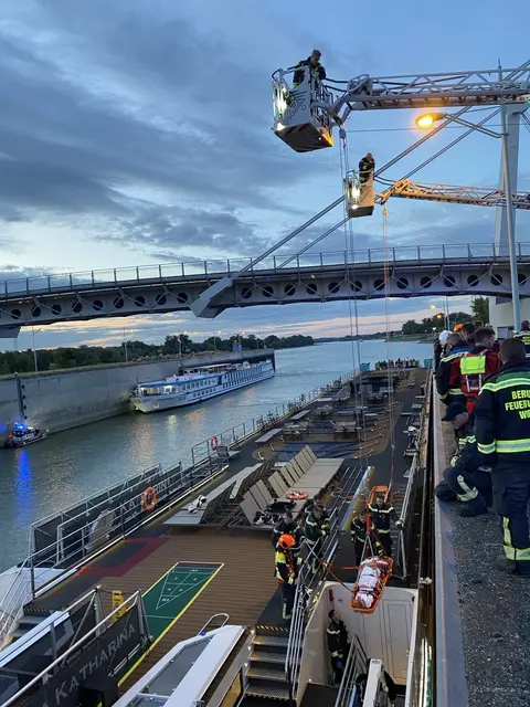 Das Flusskreuzfahrtschiff MS Anna Katharina prallte am Freitagmorgen aus bisher ungeklärten Gründen gegen eine Kaimauer und ein Schleusentor beim Donaukraftwerk Freudenau. | Foto: Stadt Wien | Feuerwehr
