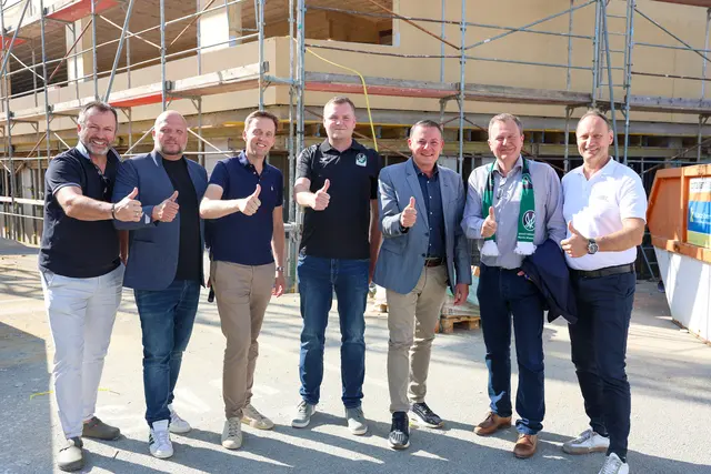 SVR-Präsident Thomas Gahleitner (3.v.l.) mit den SVR-Vorstandsmitgliedern (v.l.) Harald Jagereder, Wolfgang Unterberger, Roland Daxl, Martin Wintersbeger und Markus Bast sowie SVR-Marketingleiter Tim Entenfellner (Mitte). | Foto: SVR/Schröckelsberger