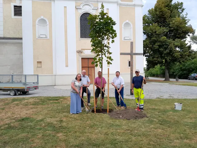 Gruppenfoto mit Baum