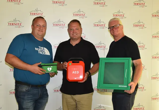 Brandschutzbeauftragter und Sicherheitspartner Gerhard Zwinz, Landtagsabgeordneter und Bürgermeister Christian Samwald und Vizebürgermeister Peter Spicker präsentieren einen der neuen Defis.
  | Foto: Stadtgemeinde Ternitz