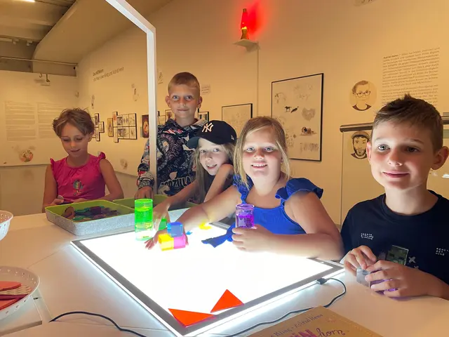 Kreativität trifft Ferienprogramm: Johanna, Aada, Valentin, Lina, Anna und Lara tauchten beim „Business4Kids“-Workshop im Karikaturmuseum Krems in die Welt der Kunst ein. | Foto: F Familienland Niederösterreich GmbH