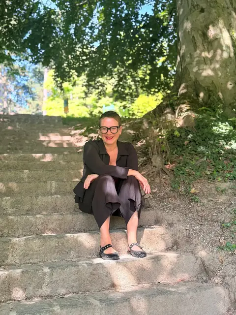 Stadträtin Eva Schobesberger (Grüne) auf einer sanierten Stiegenanlage im Bauernbergpark. | Foto: Schobesberger/privat