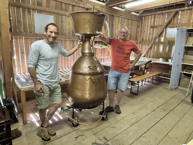 „Die Phytonauten“ laden dazu ein, für ein paar Stunden den Stecker zu ziehen – und dabei zuzusehen, wie aus einem riesigen Berg Pflanzenmaterial Tropfen für Tropfen duftendes Pflanzenwasser entsteht. Im Bild: Mike Shane und Martin Fiedler mit der "Dicken Berta"
 | Foto: MeinBezirk/Astrid Moder