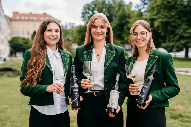 Weinhoheit Sandra (links), Weinkönigin Cäcilia I. (Mitte) und Weinhoheit Julia (rechts) freuen sich auf die kommenden zwei Jahre als steirische Weinbotschafterinnen | Foto: LK Steiermark/Danner