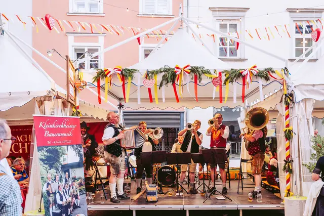 Brauchtum und Musik an jedem Eck | Foto: Marta Gillner