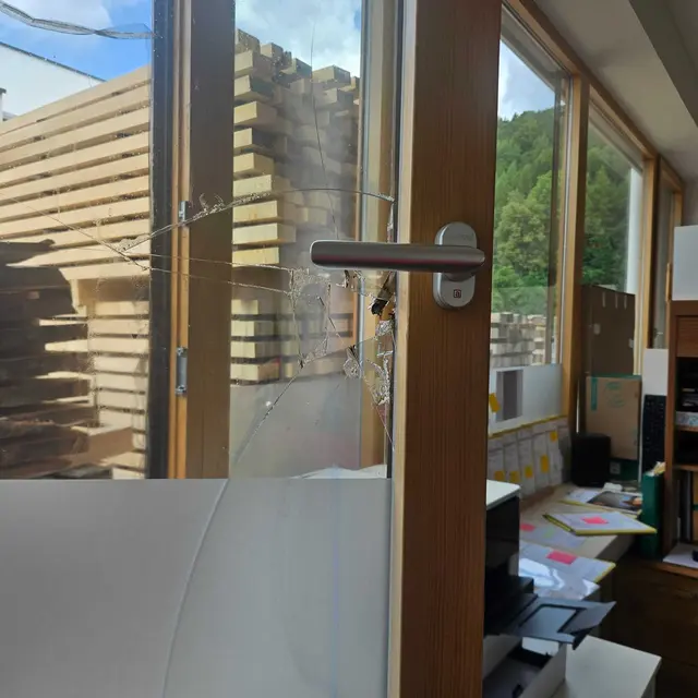 Über ein eingeschlagenes Fenster im Büro sind die Täter in das Gebäude eingestiegen. | Foto: Bernegger