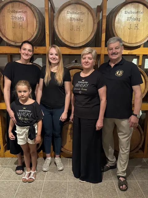 Zehn Jahre werden gefeiert: Jasmin und Janika Haider, Katherina Zottl, Monika und Johann Haider (v.l.). | Foto: Whiskydestillerie Haider