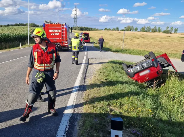 Die Feuerwehr Göpfritz/Wild sicherte die Unfallstelle und bereitete die Bergung des Fahrzeugs vor. | Foto: FF Göpfritz an der Wild