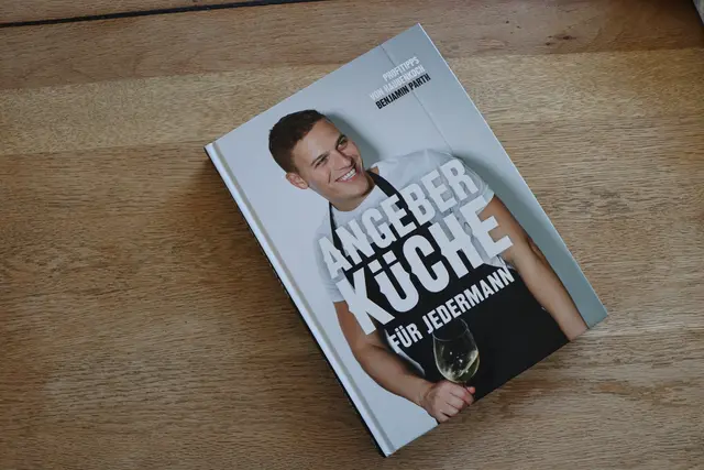 Benjamin Parth auf dem Cover seine Kochbuchs. | Foto: Thomas Seelos