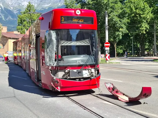 Der Unfall in der Technikerstraße ist bereits der dritte Vorfall mit einer Straßenbahn in Innsbruck innerhalb weniger Tage. Am Leipziger Platz in Innsbruck kollidierten eine Straßenbahn und ein Lkw. | Foto: Rotes Kreuz Innsbruck