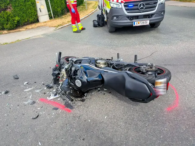 Bei einem Zusammenstoß mit einem Lieferwagen wurde ein Motorradlenker schwer verletzt. | Foto: Stadtfeuerwehr Oberwart
