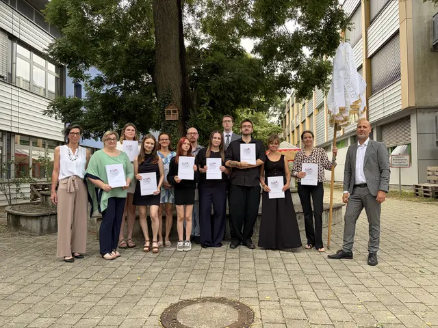 Bei der Abschlussfeier der SOB Frauenkirchen erhielten die Absolvent:innen der 2ABF ihre Fachabschlusszeugnisse.  | Foto: SOB Frauenkirchen