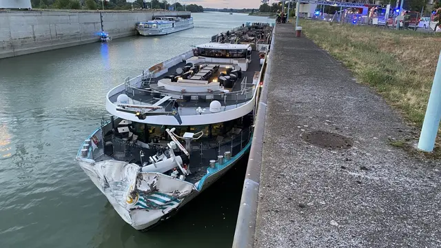 Bei der Kollision eines Flusskreuzfahrtschiffs mit der Schleuse Freudenau wurden 14 Menschen verletzt. | Foto: Stadt Wien | Feuerwehr