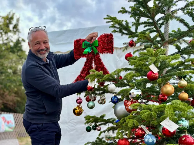 Viele Gäste nutzten die Gelegenheit den Christbaum zu schmücken - ganz nach dem Motto "Aufputzt is´". | Foto: Markus Kahrer