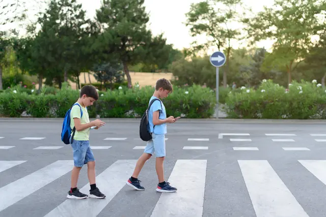 Kinder sind im Straßenverkehr oft abgelenkt. | Foto: Silvia Moraleja/Shutterstock
