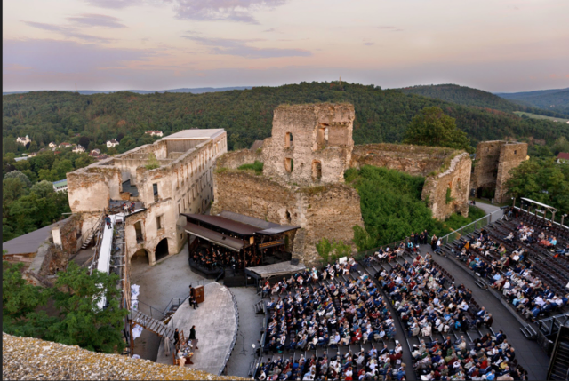 Die "Oper BURG GARS" setzt zum großen Finale ihrer 37. Spielzeit an und sorgt noch einmal für besondere Momente. | Foto: Oper Burg Gars