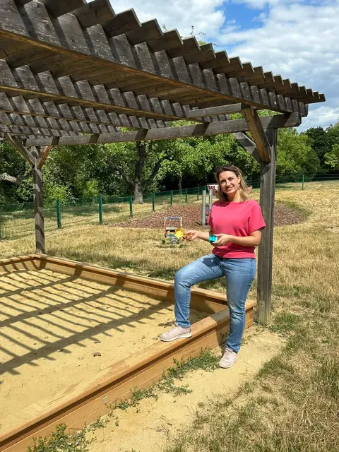 Bezirksvorsteherin Johanna Zinkl (ÖVP) bei der neuen Sandkiste im Anna-Freud-Park. | Foto: BV 13