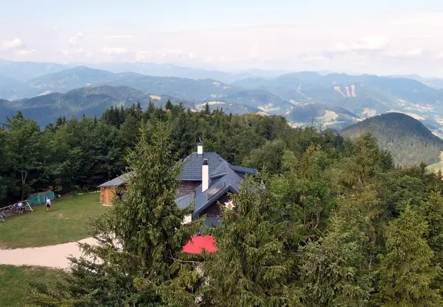 Die Hütte vom Aussichtsturm aus