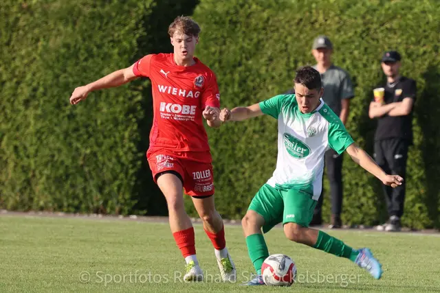Der SK Altheim (in Rot) siegte 5:0 bei Neukirchen an der Enknach und trifft am Dienstag im Halbfinale auf Sigharting/Andorf 1b.  | Foto: Reinhard Schröckelsberger