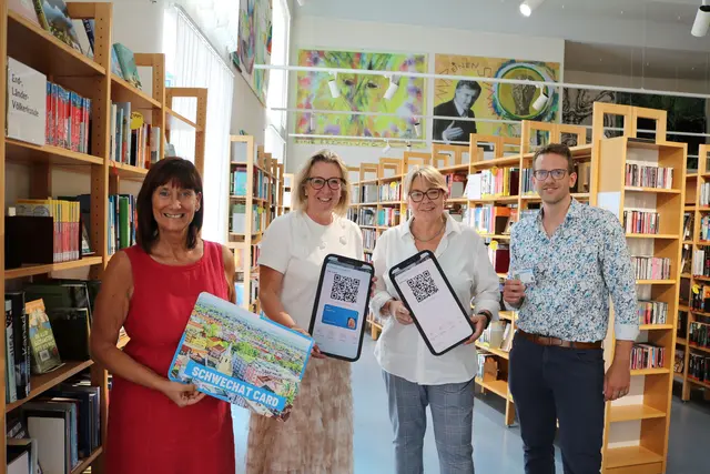 Leiterin der Städtischen Bücherei Sabine Teleu, Stadträtin für Angelika Frauenberger, Bürgermeisterin Karin Baier und Stadtrat für Digitalisierung Marco Luksch. | Foto: Stadtgemeinde Schwechat