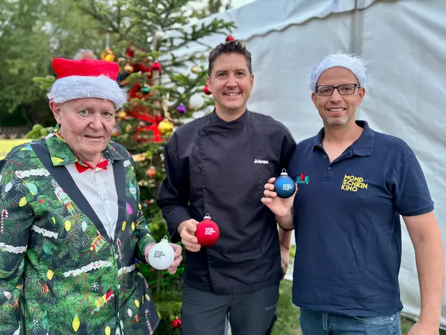 Andreas Zeugswetter, Johannes Tutschek und Stefan Jungwirth präsentieren die Mondscheinkino-CHristbaumkugeln. | Foto: Markus Kahrer