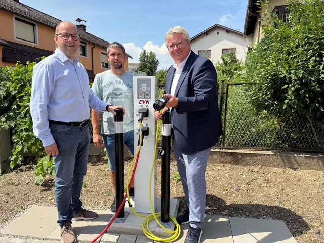 Bürgermeister Thomas Heissenberger, Mobilitätsbeauftragter GR Florian Fischer (beide ÖVP), Leiter EVN Gemeindevertrieb Rudolf Gruber | Foto: Marktgemeinde Hochneukirchen-Gschaidt / Elisabeth Kager