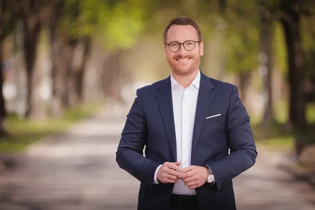Landeshauptmann-Stellvertreter Philip Wohlgemuth betont, dass die SPÖ Tirol an der Seite der LGBTIQ+-Community steht und sich für mehr Schutz und Akzeptanz einsetzt. | Foto: Preschern