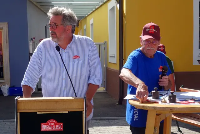 GR Bernd Pfandl und „Oldtimer-Experte“ Roland Kocher kommentierten mit großem Fachwissen das Geschehen. | Foto: Freigassner