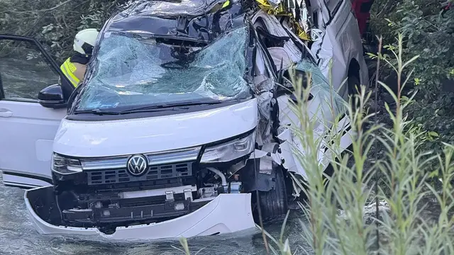 Der völlig demolierte Wagen der Familie. | Foto: Rotes Kreuz Salzburg