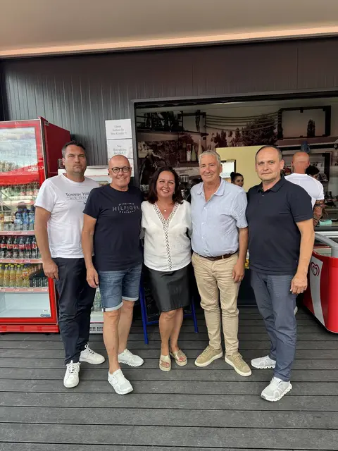 Wirtschaftshof-Leiter Markus Imre, Bürgermeister Georg Rosner, Andrea Takacs-Gerencser, Vizebürgermeister Michael Leitgeb, Stadtrat Mario Raba | Foto: Stadtgemeinde Oberwart