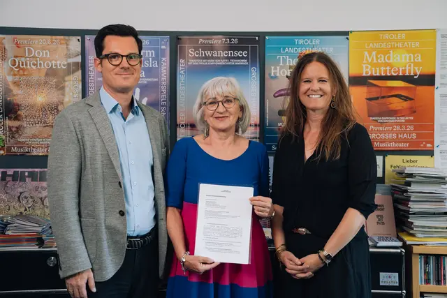 Besiegelten die neue Kooperation zwischen dem Tiroler Landestheater und dem Theater Verband Tirol: Markus Lutz (Geschäftsführender Kaufmännischer Direktor des Tiroler Landestheaters), Beate Palfrader (Obfrau des Theater Verbandes Tirol) und Irene Girkinger (Geschäftsführende Intendantin des TLT). | Foto: TLT
