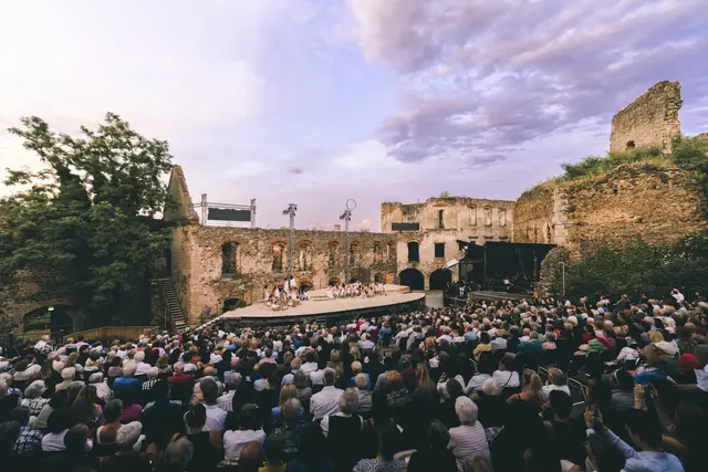 Die "Oper BURG GARS" setzt zum großen Finale ihrer 37. Spielzeit an und sorgt noch einmal für besondere Momente. | Foto: Jenni Koller