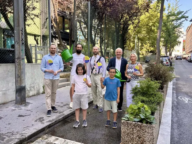 Schulleiter Michael Vallant, Lehrerin Petra Hagenauer mit Schülern der 4B, Thomas Markiefka (2.v.l) und Julian MR (Verein Wagner Brüder) sowie Radbeauftragter Bezirksrat André Stolzlechner (2.v.re). | Foto: BV15