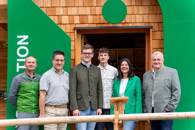 Stefan Lerch (Projektleiter), Michael Obermoser (Ferienregion Nationalpark Hohe Tauern), Landesrat Maximilian Aigner, Tim Weber (Ferialarbeiter), Ingrid Maier-Schöppl (TVB Neukirchen / Bramberg), Andreas Schweinberger (Bürgermeister Neukirchen).

  | Foto: NPHT/Kreidl-Glück