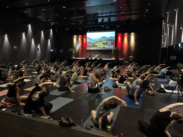 Kati Mairhofer gestaltete die Auftakt-Session zum dreitägigen Yoga-Festival Kufstein.  | Foto: Barbara Fluckinger