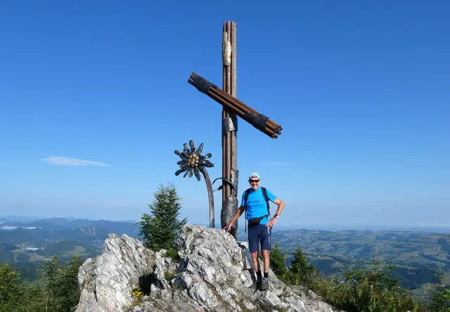 Das neue Gipfelkreuz auf dem Prochenberg ist ein Blickfang.