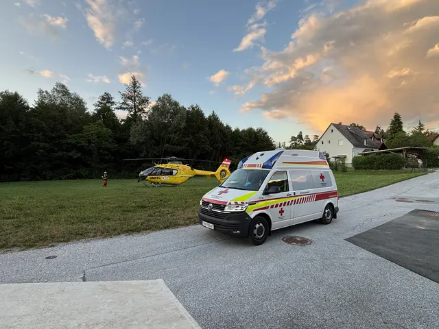 Der Motorradlenker wurde mit einem "Polytrauma" nach Graz geflogen, auch der Pkw-Lenker wurde ins Spital gebracht. | Foto: W. Svoboda/Rotes Kreuz Stmk.