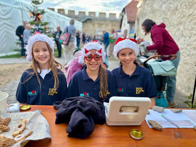 Schon beim Eingang wurden die Gäste im Weihnachts-Outfit begrüßt. | Foto: Markus Kahrer