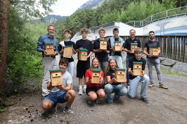 Die Schüler:innen der PTS Telfs montierten die Nistkästen beim Wasserbehälter Dandl 2 in Telfs.
Gordon Köll (links), Emanuel Renner (2.v.r.) und Josef Koch (3.v.r.) freuten sich mit den Schüler:innen der PTS Telfs über das erfolgreiche Projekt. | Foto: GWT