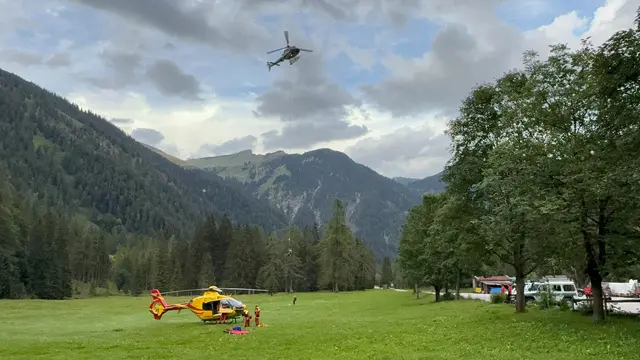 Die Alpinpolizei barg die Verstorbene mit Unterstützung des Polizeihubschraubers „Libelle Tirol“. | Foto: ZOOM.TIROL