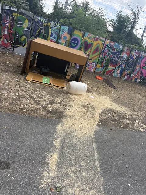 Ein umgeworfenes Öklo am Spielplatz Koksler. | Foto: Gemeinde