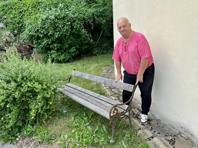 Geschäftsführender Gemeinderat Anton Mück zeigt sich bedrückt über diese mangelnde Achtung öffentlichen Eigentums der Gemeinde. | Foto: Walter Hofstätter