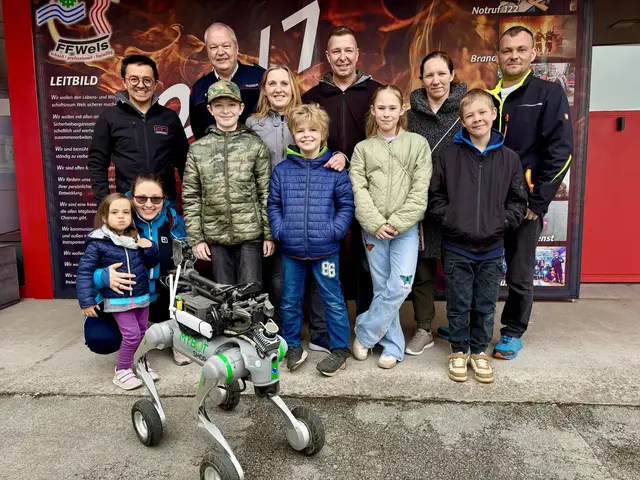 Die Gewinnerin des Namenswettbewerbs für den Roboterhund, Karoline Radlberger, wurde in die Feuerwehrzentrale eingeladen. | Foto: FFW
