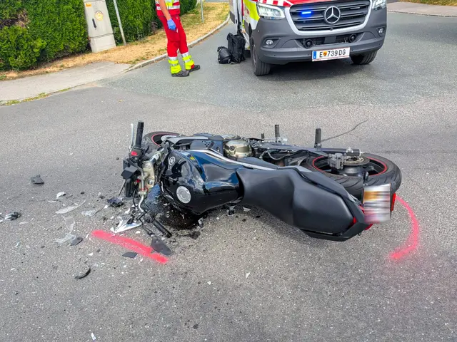 Bei einem Zusammenstoß mit einem Lieferwagen wurde ein Motorradlenker schwer verletzt. | Foto: Stadtfeuerwehr Oberwart