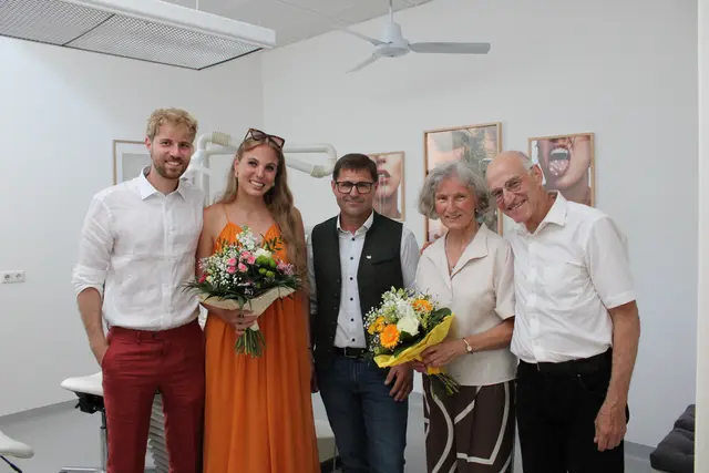 Bürgermeister Herbert Pillhofer (3. v. l.) gratulierte Roland Preißler (1. v. l.), der die Zahnarztpraxis seines Vaters Rupert Preißler (1. v. r.) übernahm.  | Foto: Gemeinde Pischelsdorf
