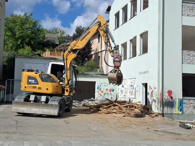 Nach knapp 60 Jahren hat das Gemeindehaus in Pabneukirchen mit Gemeindeamt, Polizeistation, Wohnungen, Heimatstube, Büro für Wassergenossenschaft und mit einem Frisiersalon (ehemals Postamt) ausgedient.  | Foto: Zinterhof