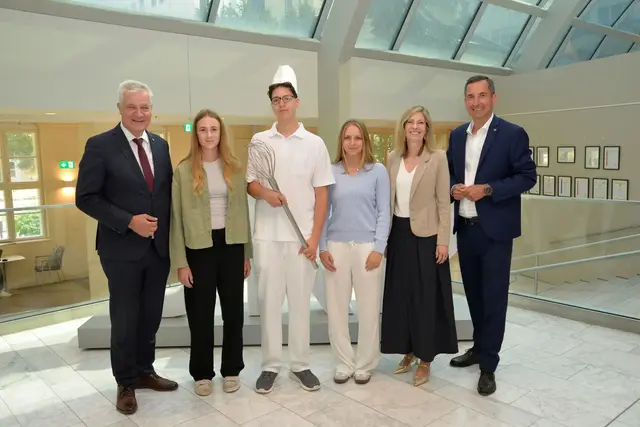 Erste Schritte ins Berufsleben: Sophia Reisinger, Sebastian Kainzbauer und Emilia Bacher sammeln praktische Erfahrungen im Universitätsklinikum St. Pölten. Gemeinsam mit Anton Kasser, Karin Pieber und Bernhard Kadlec zeigen sie die Vielfalt der Ferialeinsätze. | Foto: UK St. Pölten