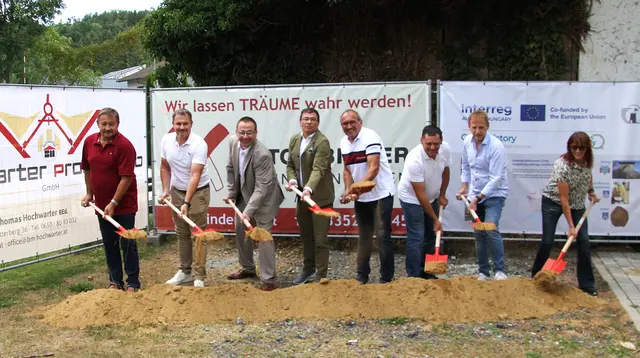 Vzbgm. Franz Schiller, Bgm. Wolfgang Koller (Kemeten), Projektmanager Thomas Hochwarter, Projektbegleiter Johannes Schaffer, Bgm. Walter Pfeiffer (Wolfau), Vzebgm. Heinz Hermann (Litzelsdorf), Baumeister Viktor Binder und Johanna Hodosi-Putz (Grafikerin) bei der feierlichen Spatenstichfeier eines zukunftsweisenden EU-Projektes in Kemeten. | Foto: Peter Seper