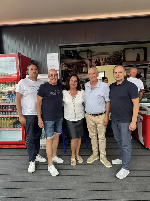 Wirtschaftshof-Leiter Markus Imre, Bürgermeister Georg Rosner, Andrea Takacs-Gerencser, Vizebürgermeister Michael Leitgeb, Stadtrat Mario Raba | Foto: Stadtgemeinde Oberwart